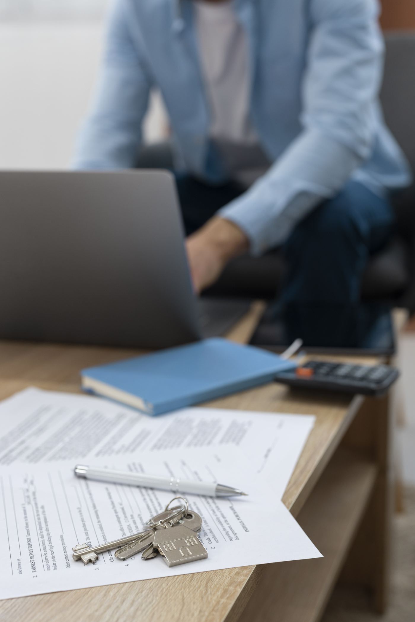 Bureau avec documents, clés et ordinateur portable pour un dossier d’assurance