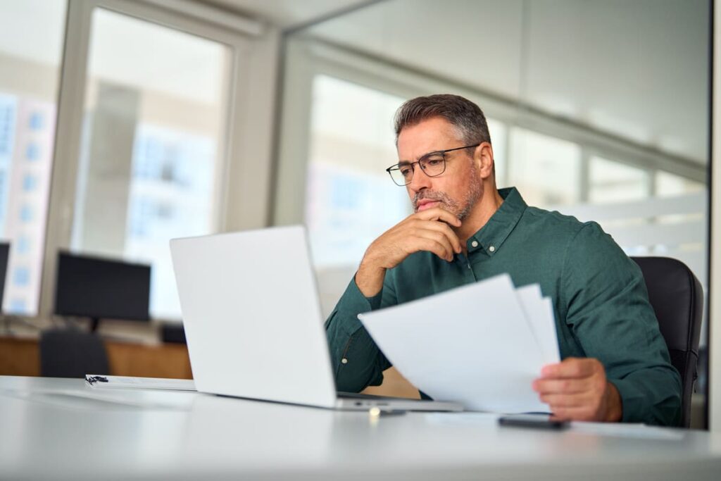 Expert d’assuré indépendant analysant un dossier à son bureau