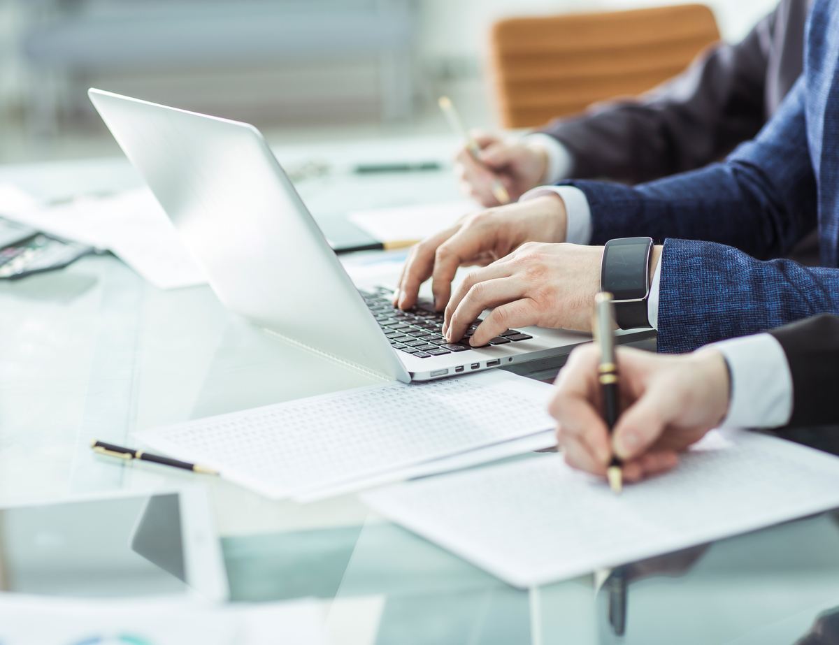 Équipe d’experts analysant des rapports au bureau