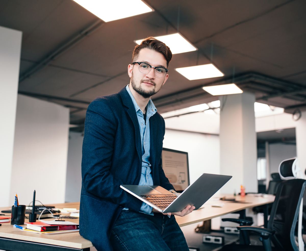 Expert d’assuré indépendant travaillant sur son ordinateur portable