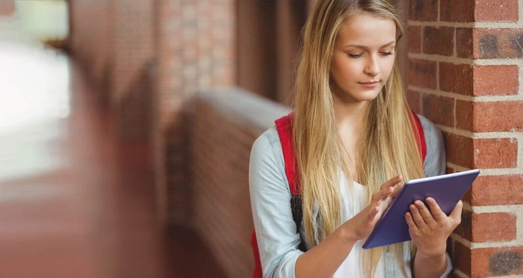 Lectrice consultant les actualités d’Exalian sur sa tablette